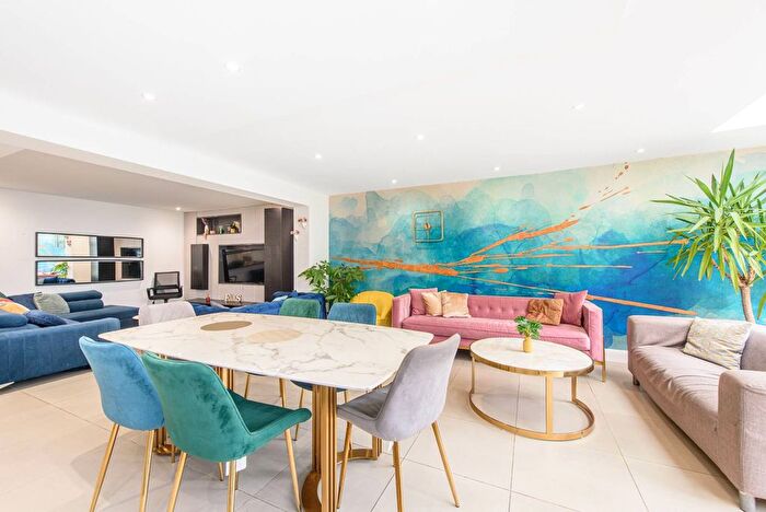 3 Bedroom Maisonette To Rent In The Vale, Cricklewood, London, NW11