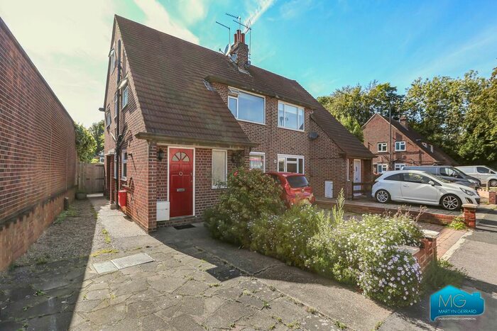 3 Bedroom Maisonette To Rent In Cockfosters Road, Barnet, London, EN4