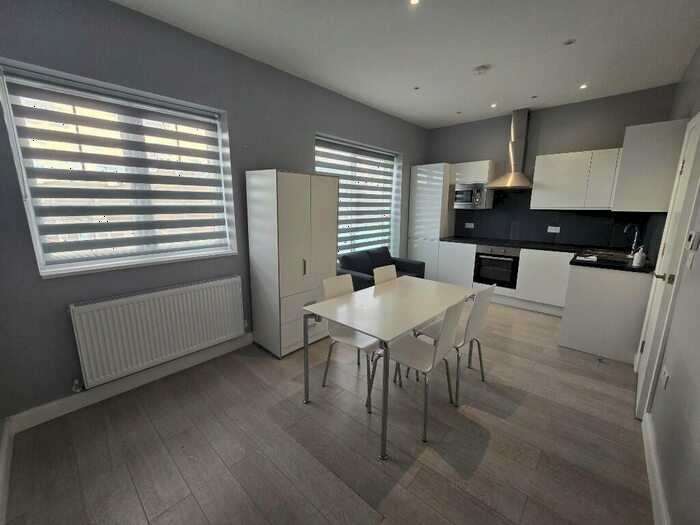 2 Bedroom Flat To Rent In Gibbons Mews, London, NW11