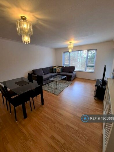 2 Bedroom Flat To Rent In Moss Hall Gove, London, N12