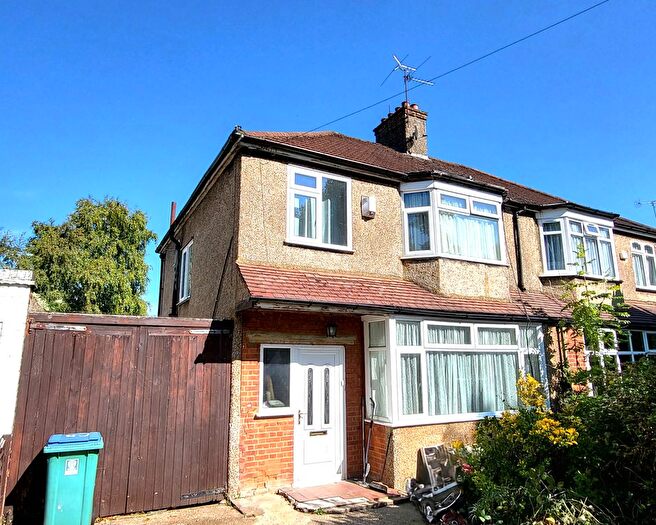 3 Bedroom Semi-detached House For Sale In North Western Avenue, Watford, WD25