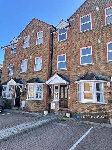 2 Bedroom Flat To Rent In Heather Place, Esher, KT10