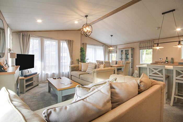 3 Bedroom Mobile Home For Sale In Tarn House, Stirton, BD23