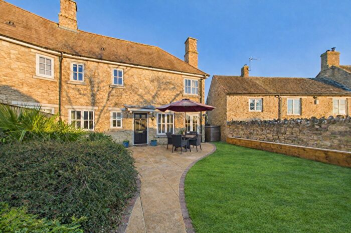 3 Bedroom Semi Detached House For Sale In Hickman Close, Greatworth, OX17