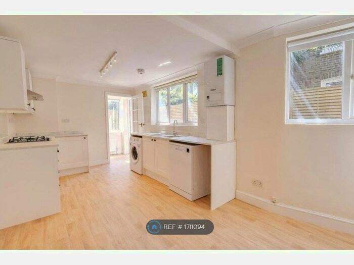 3 Bedroom Flat To Rent In Eckstein Road, London, SW11