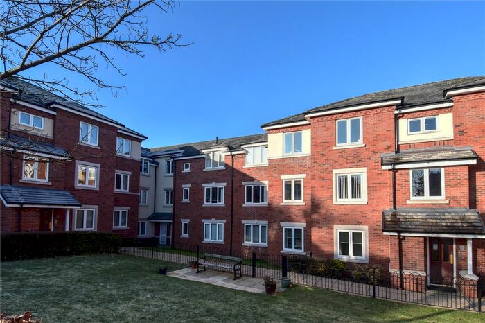 2 Bedroom Flat To Rent In Stratford Gardens, Bromsgrove, Worcestershire, B60