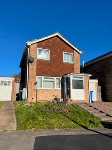 3 Bedroom Semi-Detached House To Rent In Bramshott Drive, Hook, RG27