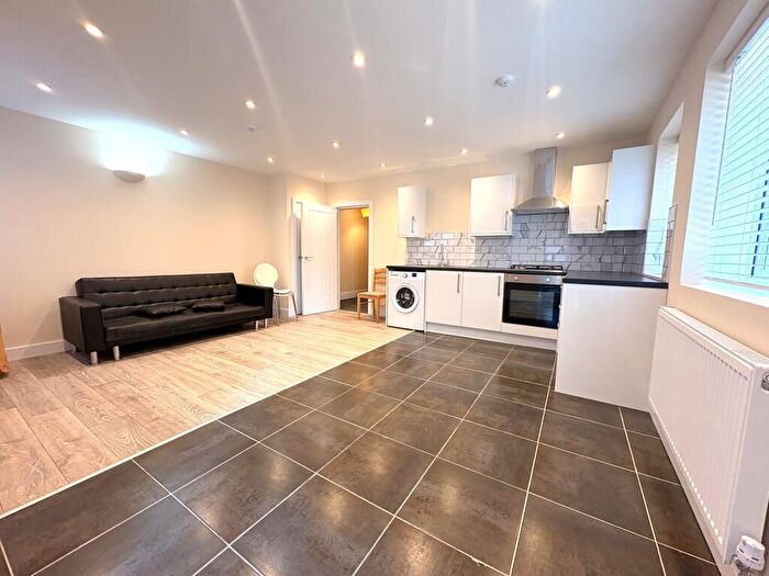 2 Bedroom Apartment To Rent In City Road, Cardiff, CF24