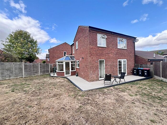 3 Bedroom Detached House For Sale In Bampton Close, Furzton, Milton Keynes, MK4