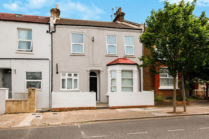 2 Bedroom Apartment For Sale In Brownlow Road, London, NW10