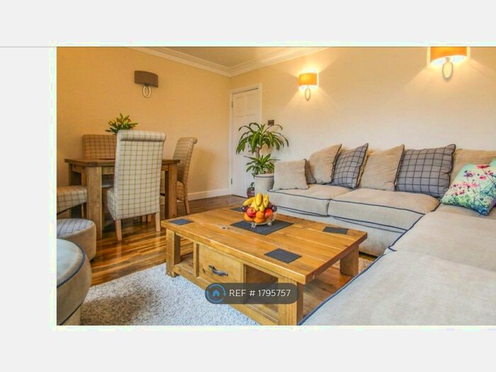 3 Bedroom Flat To Rent In Harriet House, London, SW6