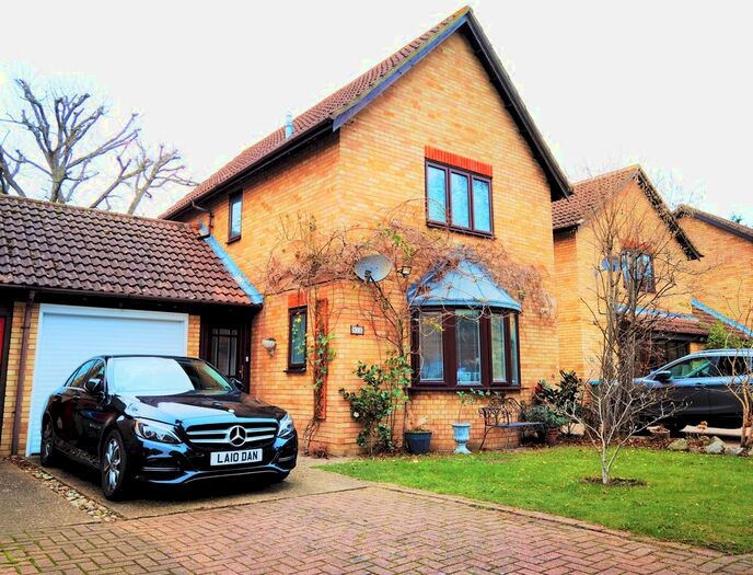 3 Bedroom Link Detached House To Rent In Mistys Field, Walton-On-Thames KT12