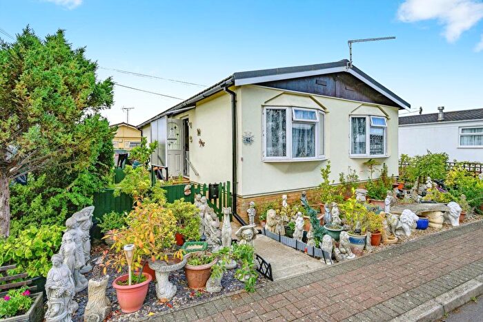 2 Bedroom Mobile Home For Sale In Little Meadow, Woodside Home Park, Woodside, Luton, LU1