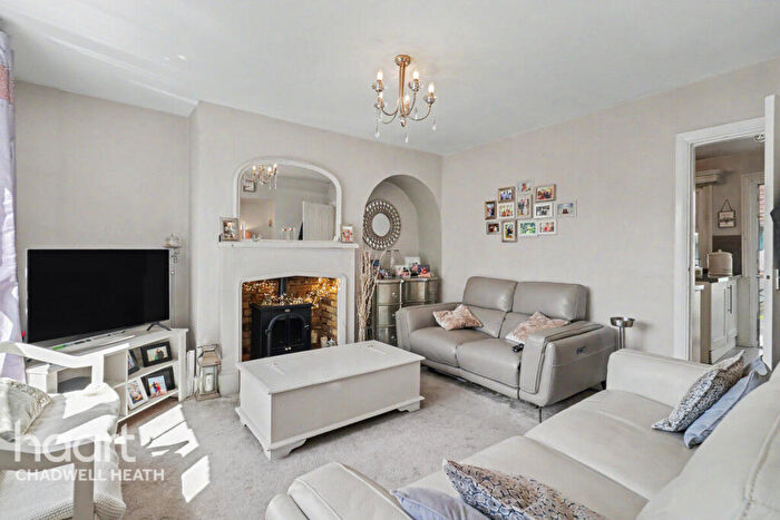 3 Bedroom Terraced House For Sale In Whalebone Lane North, Romford, RM6