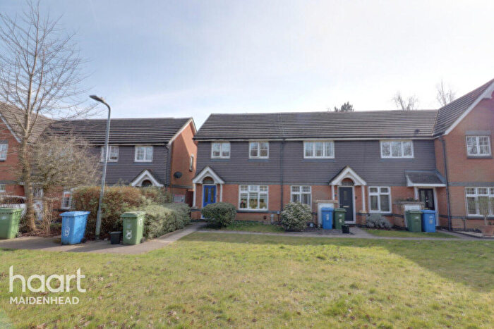 3 Bedroom End Of Terrace House For Sale In Pakenham Road, Bracknell, RG12