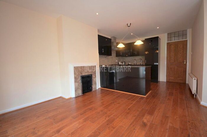 3 Bedroom Flat To Rent In Market Place, London NW11