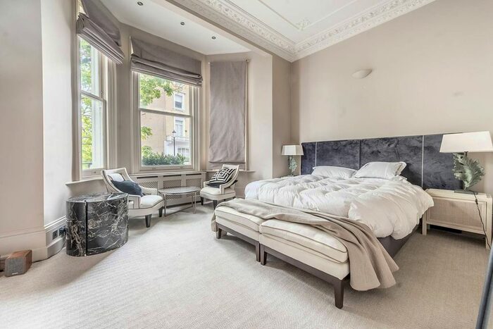 2 Bedroom Flat To Rent In Redcliffe Square, Chelsea, London, SW10