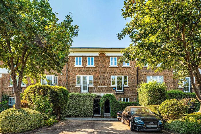 4 Bedroom Property For Sale In Hurlingham Square, Parsons Green, London, SW6