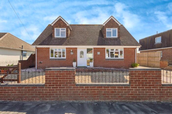 4 Bedroom Detached House For Sale In Marshall Road, Hayling Island, PO11