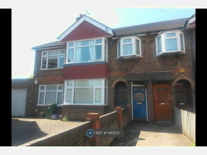 3 Bedroom Maisonette To Rent In Rowan Crescent, London, SW16