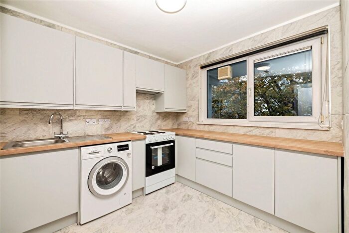 3 Bedroom Flat To Rent In Battersea Park Road, London, SW8