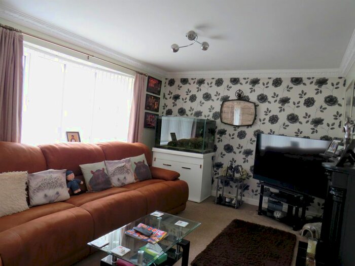 2 Bedroom Detached Bungalow For Sale In High Street, Dunsville, Doncaster, DN7