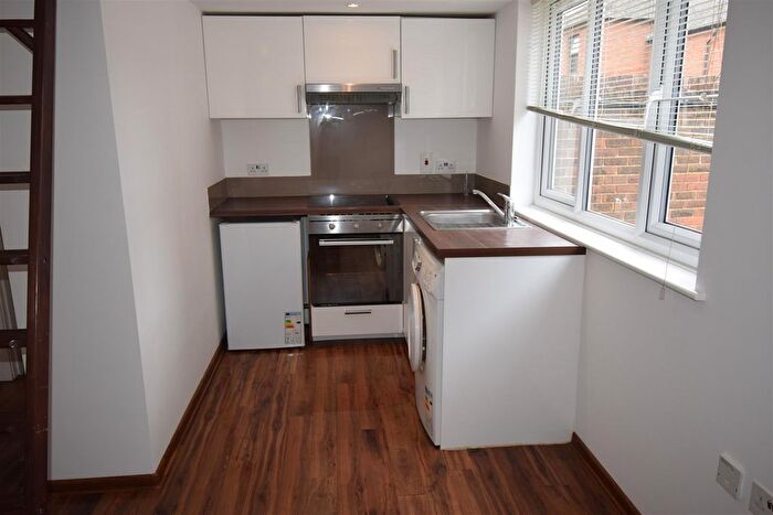 Studio To Rent In Chapel Grove, Addlestone, KT15