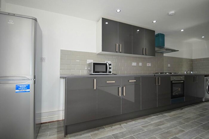 3 Bedroom Flat To Rent In City Road, Roath, CF24