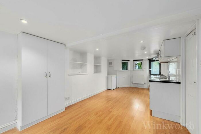 Studio To Rent In Waller Road, London, SE14