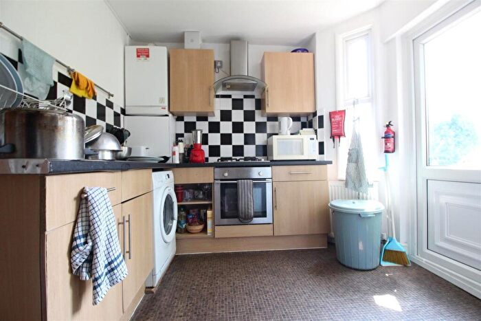 3 Bedroom Apartment To Rent In Folkestone Road, Walthamstow, E17