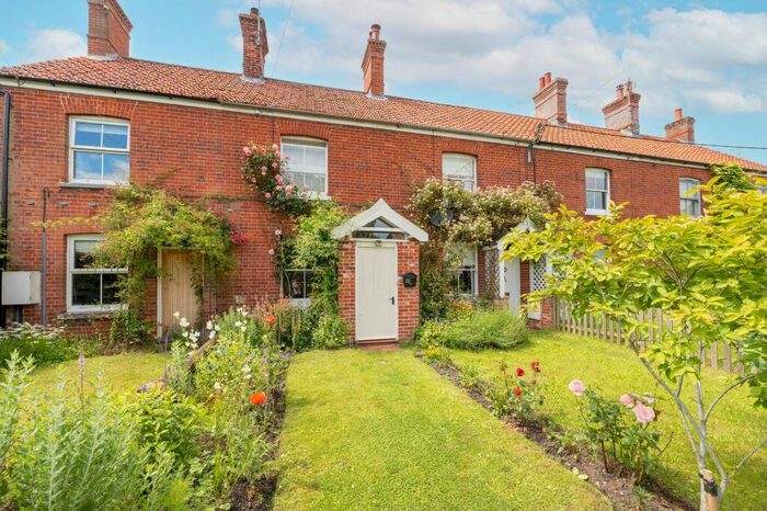 3 Bedroom Terraced House For Sale In The Street, Bintree, NR20
