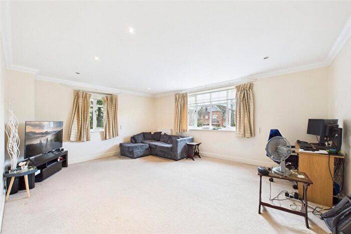 2 Bedroom Apartment To Rent In Fairway, Shoppenhangers Road, Maidenhead, Berkshire, SL6