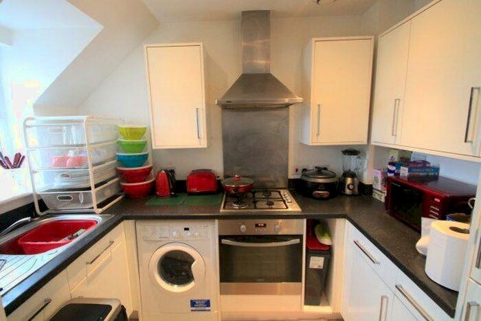2 Bedroom Flat To Rent In Erickson Gardens, Bromley BR2