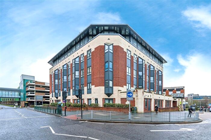 2 Bedroom Flat To Rent In High Street, Bracknell, Berkshire, RG12
