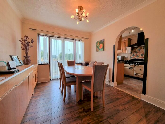 3 Bedroom Bungalow For Sale In London Road, Kelvedon, Colchester, CO5