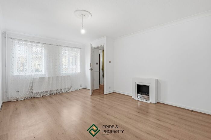 3 Bedroom Semi-Detached House To Rent In Camelot Close, London, SE28