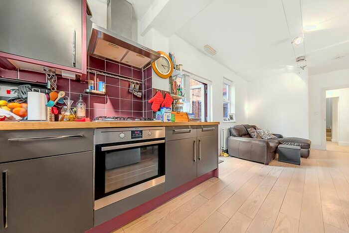 2 Bedroom Flat To Rent In Lochaline Street, Hammersmith, London, W6