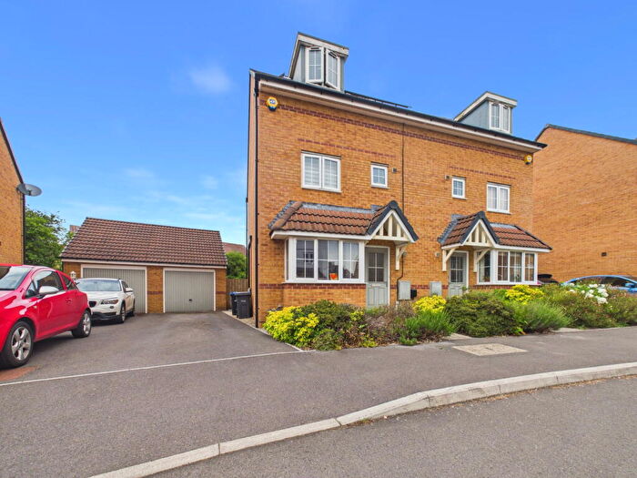 4 Bedroom Semi-Detached House For Sale In Hurricane Drive, Calne, SN11