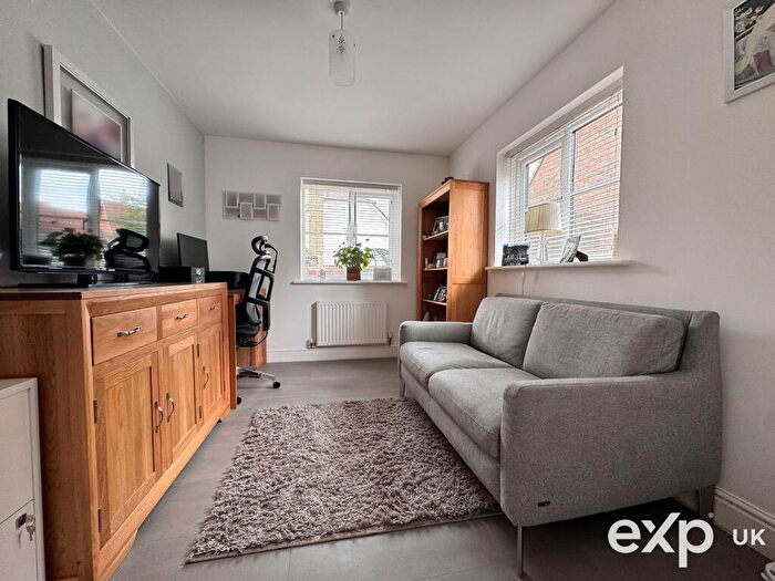 4 Bedroom Semi-Detached House For Sale In Discovery Drive, Kings Hill, West Malling, Kent, ME19