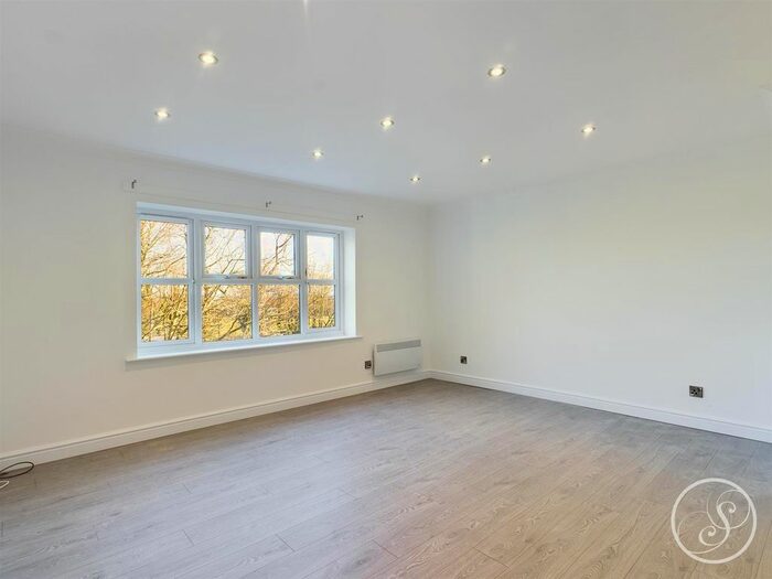 2 Bedroom Flat To Rent In Parkwood Court, Roundhay, Leeds, LS8