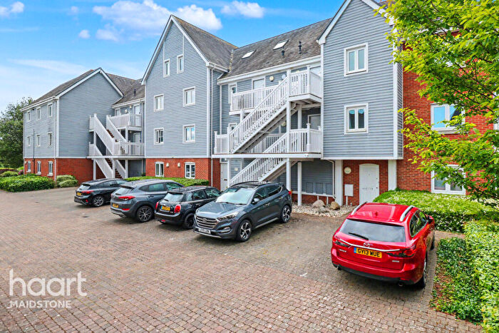 2 Bedroom Apartment For Sale In The Lakes, Aylesford, ME20