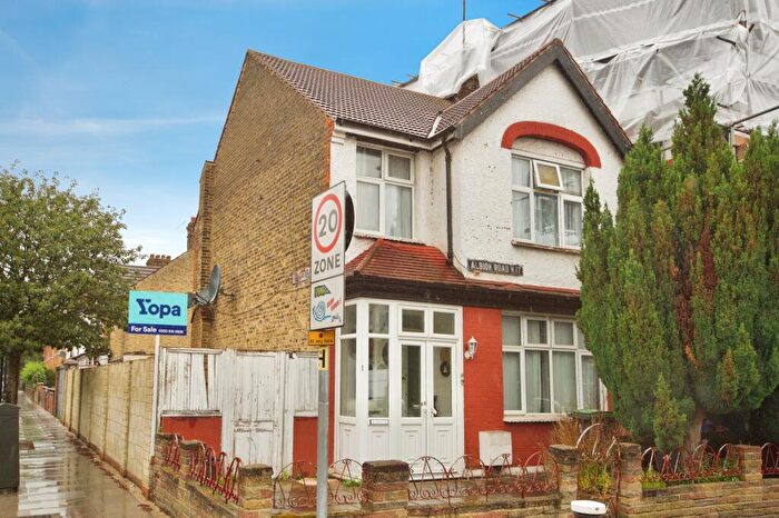 3 Bedroom End Of Terrace House For Sale In Albion Road, London, N17