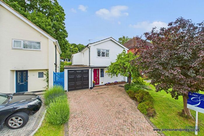 3 Bedroom Detached House For Sale In Malus Drive, Rowtown, KT15