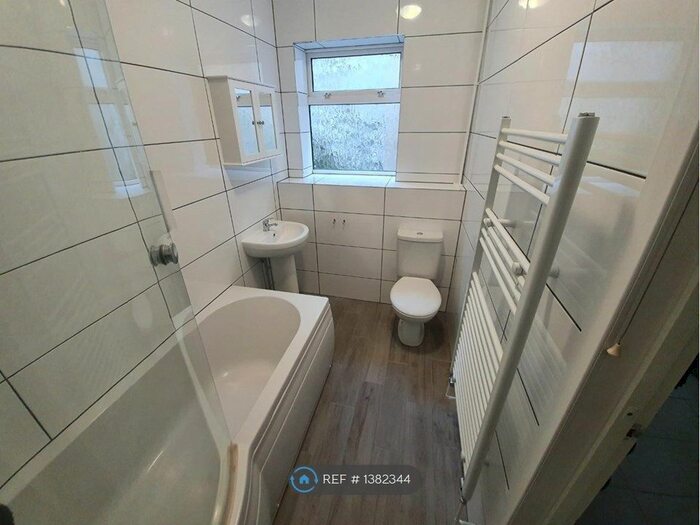 1 Bedroom Flat To Rent In Pentreguinea Road, St. Thomas, Swansea, SA1