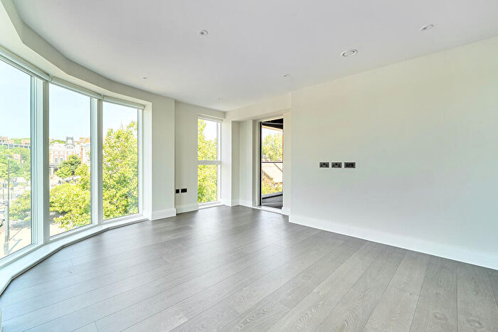 2 Bedroom Flat For Sale In Holloway Road, London, N19