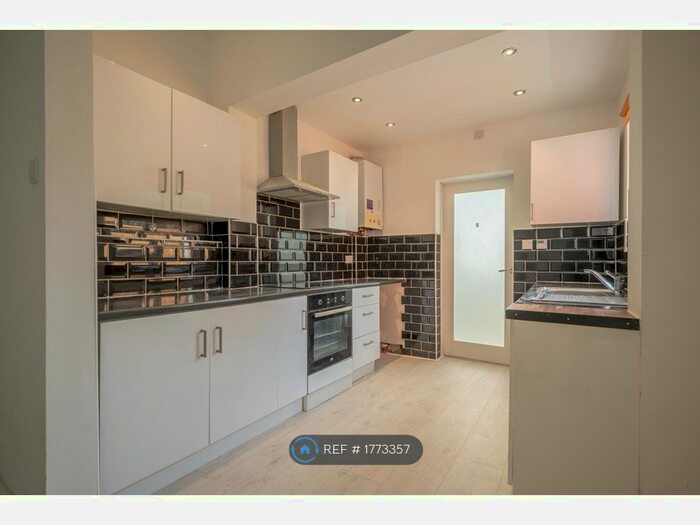 2 Bedroom Flat To Rent In Rochford Avenue, Westcliff-On-Sea, SS0