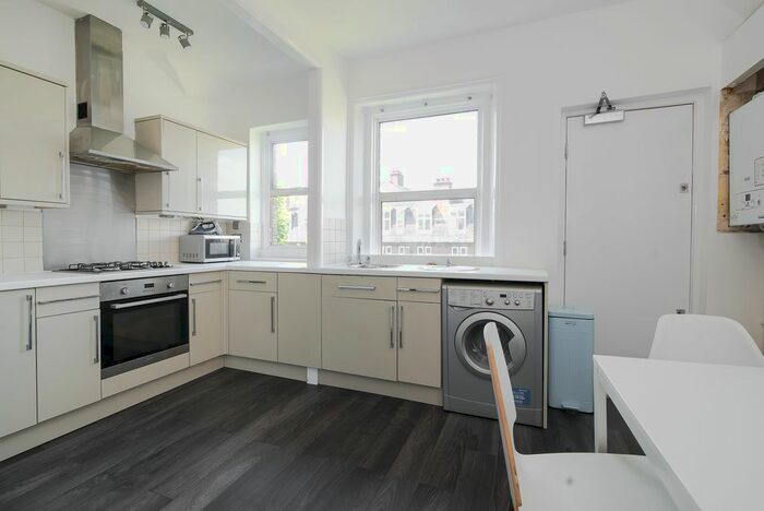2 Bedroom Flat To Rent In Cavendish Road, Clapham, London, SW12