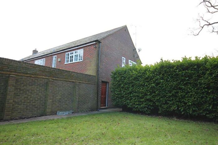 1 Bedroom Apartment To Rent In West Drive, Hurst, Reading, Berkshire, RG10