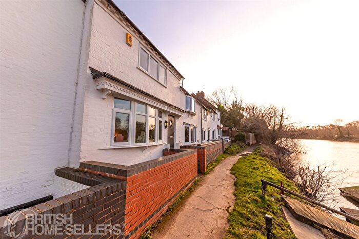 2 Bedroom Cottage For Sale In Severn Side, Stourport-On-Severn, Worcestershire, DY13