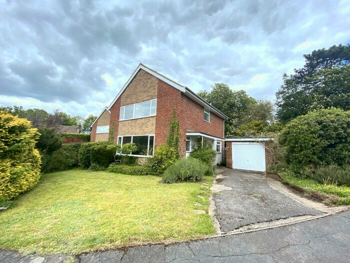 4 Bedroom Detached House To Rent In Kingswood Close, Guildford, GU1